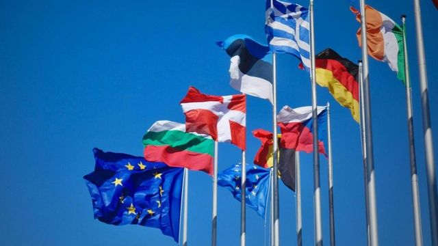 La Commissione Ue minaccia lo stop ai fondi alla Biennale per la presenza della Russia