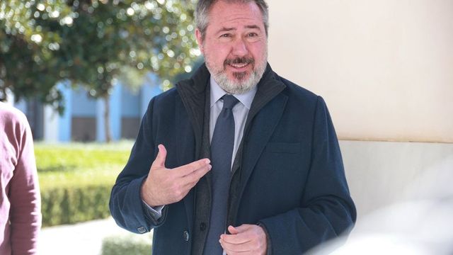 Juan Espadas formaliza su salida del Parlamento Andaluz, aunque no abandona el Senado