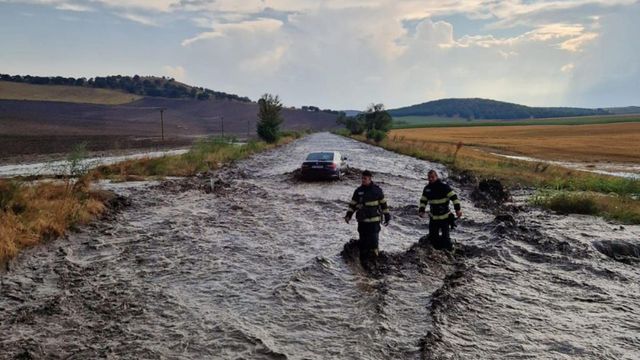 Un drum național din Tulcea, blocat de o viitură care a surprins 12 autoturisme și un microbuz