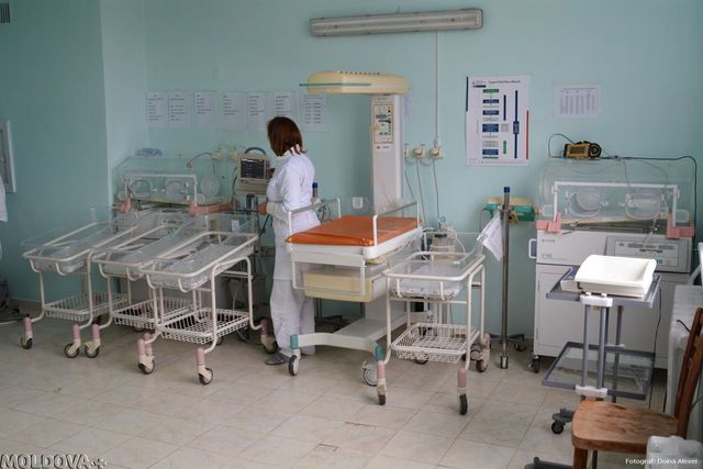 Indemnizația la naștere crește cu circa 500 de lei în 2026 și ajunge la 21 886 lei