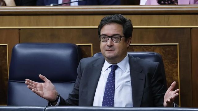 Óscar López: «Feijóo llegó a la presidencia del PP para tapar la corrupción de Ayuso»