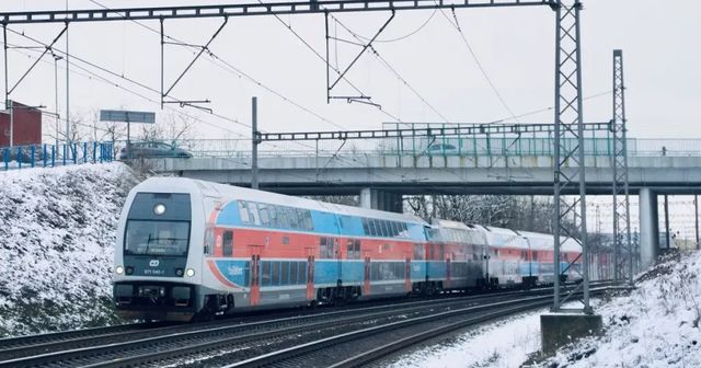 Vlak u Běchovic srazil muže, provoz na koridoru je zastaven