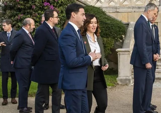 Ayuso se inventa las palabras del lehendakari Pradales y las convierte en una amenaza: “Utilizan siempre el euskera”