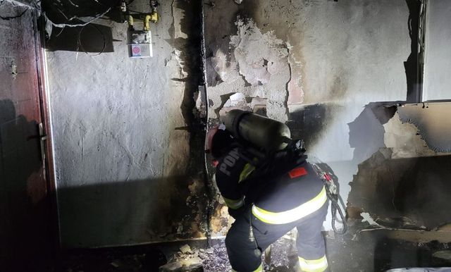 Locatarii unui bloc din Giurgiu au fost evacuați de urgență, în urma unui incendiu izbucnit de la lumânările unui priveghi