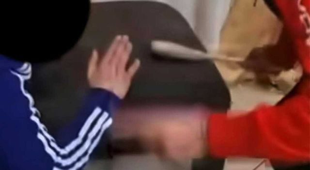 Video shock a Catania, padre picchia il figlio con un cucchiaio di legno