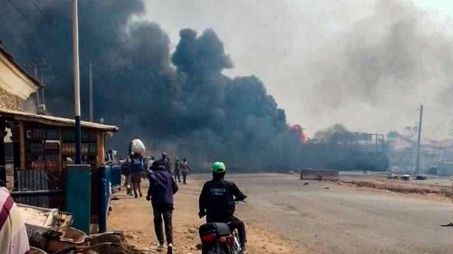 Camion carico di benzina si ribalta ed esplode in Nigeria: almeno 70 morti, anche bambini