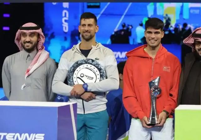 Alcaraz domina a Djokovic en la exhibición organizada por Arabia Saudí