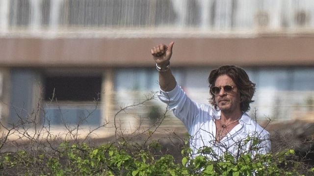 Mumbai police arrest Raipur lawyer for threatening Shah Rukh Khan