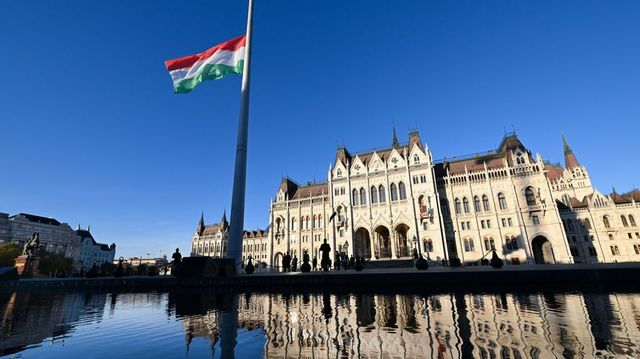 Felvonták, majd félárbócra engedték a nemzeti lobogót az Országház előtt