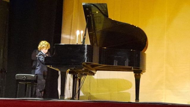 Sanremo 2025, Alessandro Gervasi chi è il piccolo attore pianista prodigio