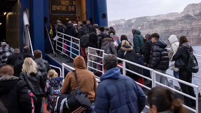 La evacuación de Santorini prosigue entre nuevos temblores