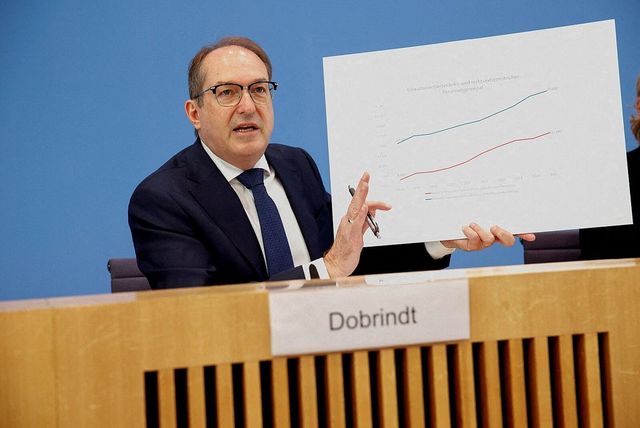 V Německu roste počet pravicových extremistů, hlavním ohrožením je Rusko, tvrdí BfV