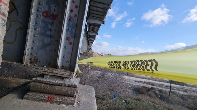 Trei bărbați au fost găsiți spânzurați în propriile case