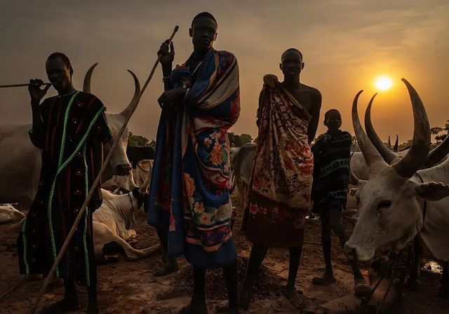 Niños que soplan la vagina de las vacas, duchas de orina y 50 reses por una novia