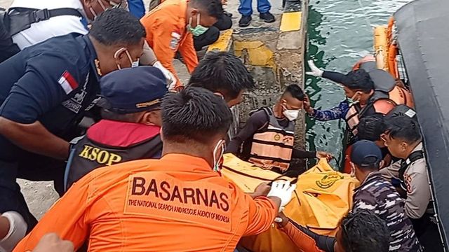 La familia de los valencianos fallecidos en el naufragio de Indonesia: ‘No volveremos a España sin los cuatro, todos juntos’