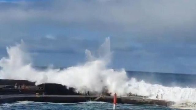 Doi români au murit după ce un val uriaș a lovit o piscină naturală în Tenerife