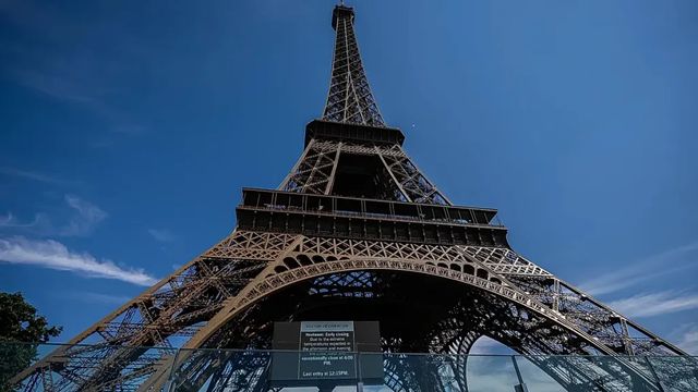La Torre Eiffel cierra por huelga tras ocultar a sus trabajadoras tras la petición de unos visitantes hindúes
