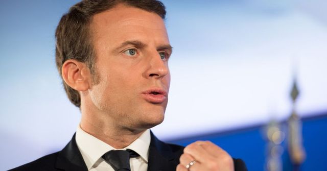 Macron si v debatě o penzijní reformě skrytě sundal pod stolem luxusní hodinky