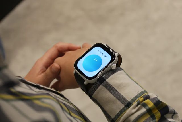 Un reloj antes que un móvil: la apuesta por introducir la tecnología infantil con límites