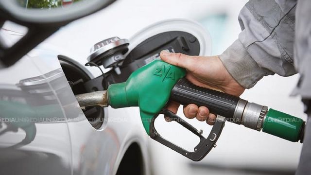 După o perioadă de scumpiri, prețul la benzină și motorină scade