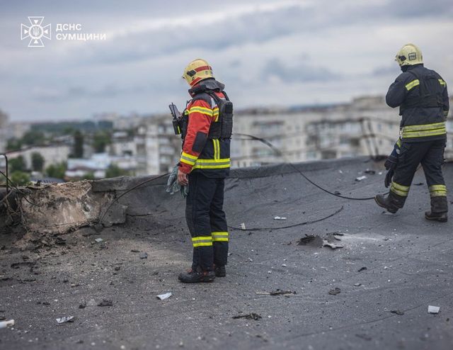 O persoană a fost rănită în Sumî, în urma unui atac cu dronă asupra unui bloc. Război în Ucraina, ziua 1597