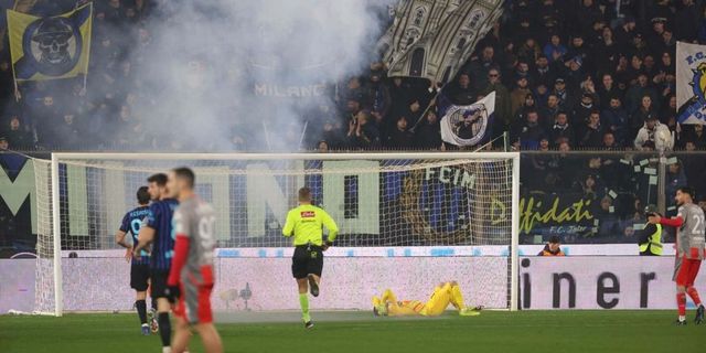 Tensione in Cremonese-Inter: i tifosi nerazzurri lanciano un petardo contro Audero