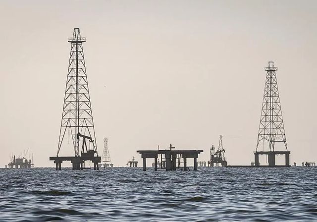 Más allá del petróleo: las empresas españolas con presencia en Venezuela contienen el aliento