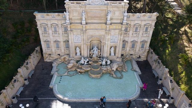 Il Brasile copia la fontana di Trevi, le statue sono di silicone