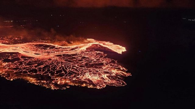 Una nueva erupción volcánica en Islandia obliga a evacuar la localidad de Grindavik