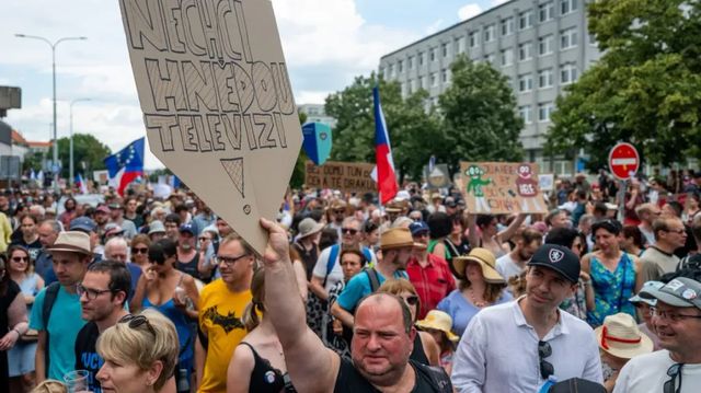 Lidé v Praze u České televize demonstrují na podporu veřejnoprávních médií