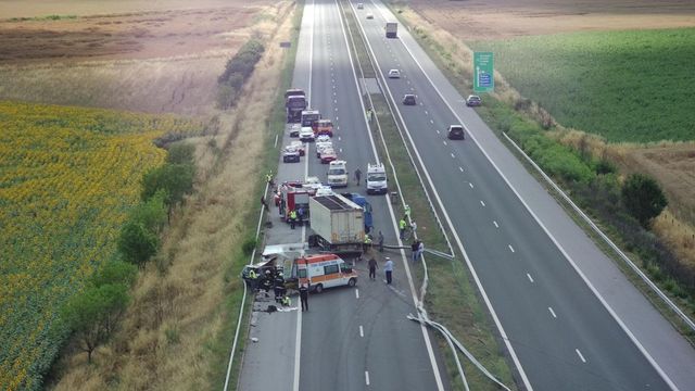 Възстановено е движението по АМ „Тракия” в района на катастрофата с камион