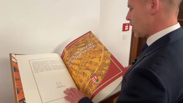 Magyar Péter rendkívüli tájékoztatót tart