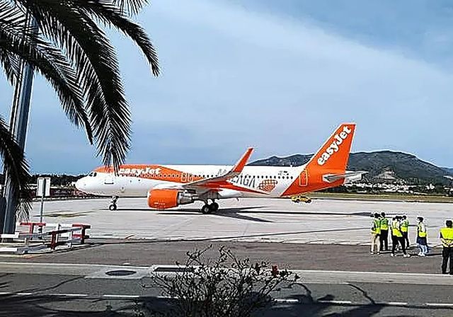 Acusan a una familia de embarcar a una anciana fallecida en un avión de Málaga a Londres