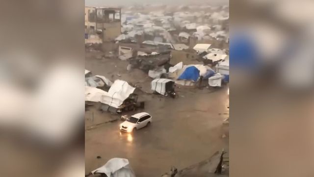 Gaza colpita da pioggia e vento, spazzate via le tende degli sfollati