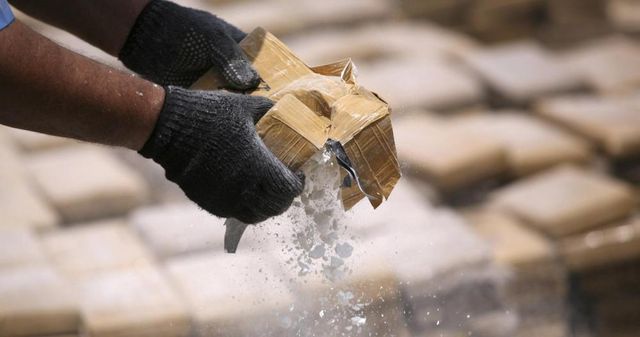 Италианската полиция залови кокаин за близо 850 милиона евро - Труд
