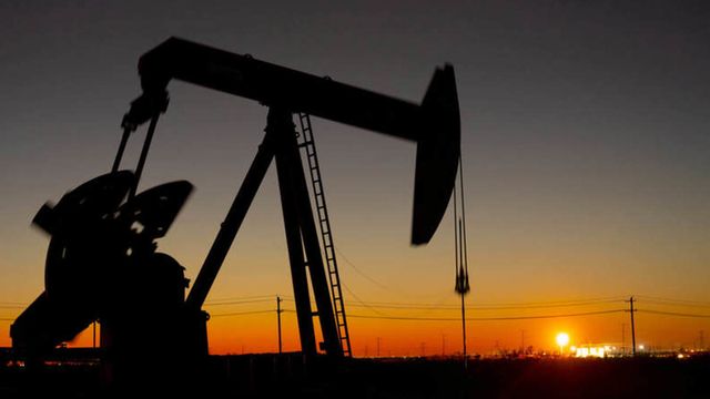 Petrolul sare din nou peste 100 de dolari pe baril