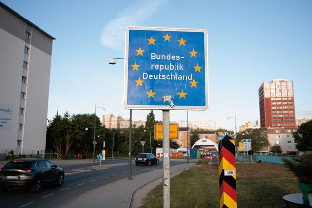 Polonia va introduce de luni controale temporare la frontierele cu Germania și Lituania