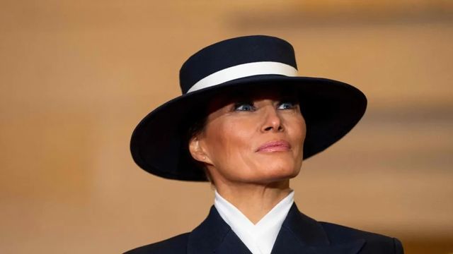 Una Melania gélida y con los ojos en sombra encabeza el clan Trump