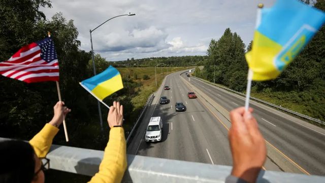 Proti Trumpovi se postavilo 18 republikánů. Sněmovna reprezentantů schválila pomoc Ukrajině