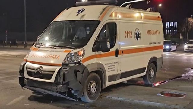 Ambulanță, implicată într-un accident pe un bulevard din Constanța