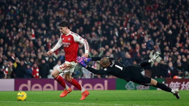 Arsenal sink Chelsea to reach League Cup final