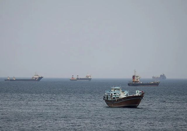 Mercancías valoradas en 110.000 millones de euros esperan para pasar por el estrecho de Ormuz