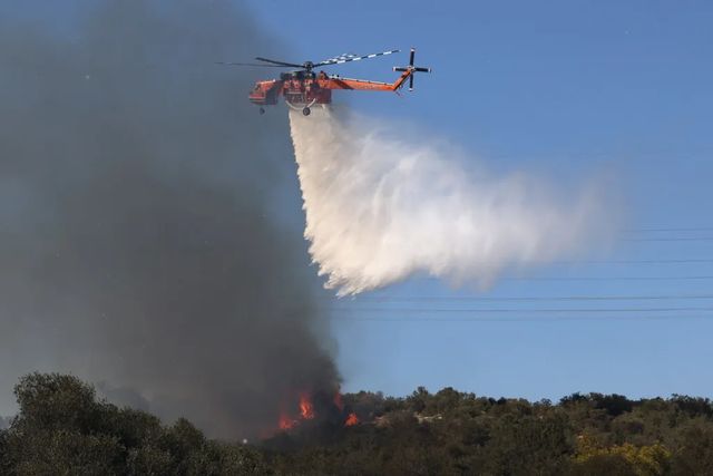 Două localități din Grecia au fost evacuate din calea unui incendiu de vegetație izbucnit în apropiere de Atena