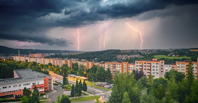 Po historicky nejteplejším víkendu se v týdnu ochladí, hrozí bouřky