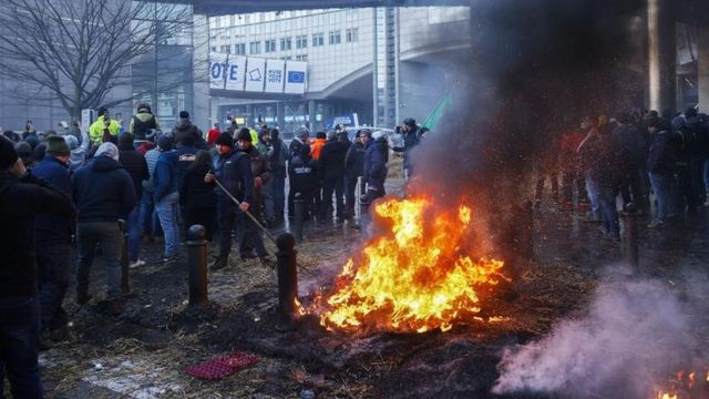 Las protestas de los agricultores irrumpen en la cumbre europea