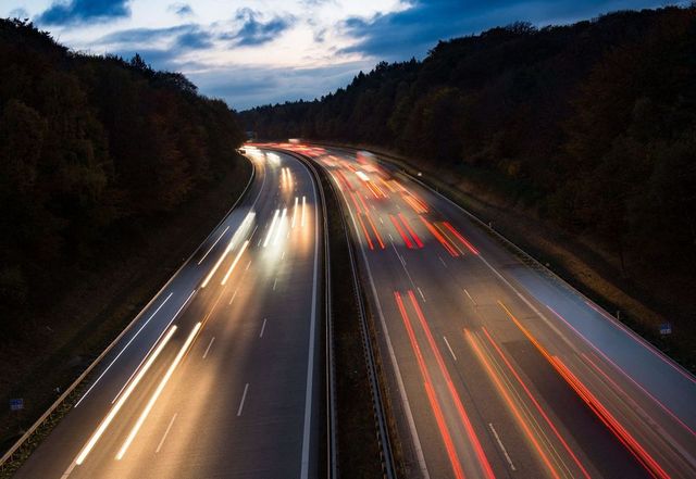 Teherautó és kisbusz karambolozott az M3-as autópályán – 7 kilométeres dugó is lehet