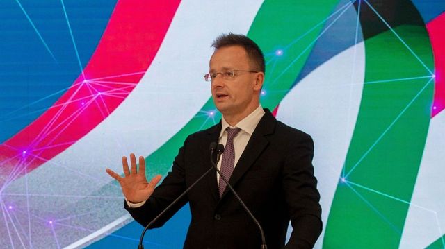 Szijjártó Péter bemutatta, hogy néz ki a gyakorlatban a gazdasági semlegesség