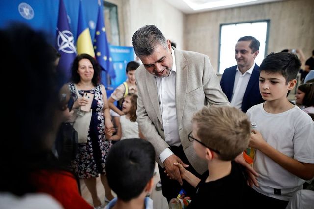 Premierul Ciolacu le-a oferit autografe copiilor, la Palatul Victoria