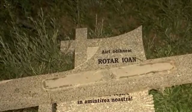Un copil de 12 ani a murit după ce o cruce a căzut pe el, într-un cimitir din Cluj