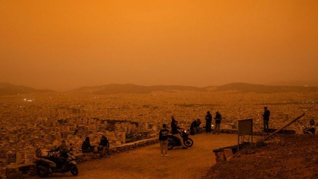 De ce sunt tot mai dese episoadele cu praf roșiatic din Sahara